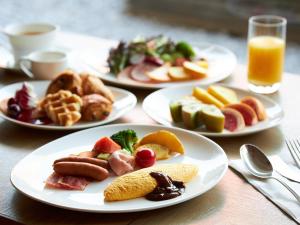 东京东京王子大饭店的桌上四盘食物,配上食物盘