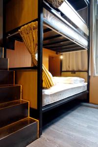 台北天使青旅台北西门的客房内的两张双层床