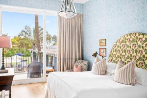 卡巴雷塔海滩Halcyon House的一间卧室设有一张床和一个阳台的窗户。