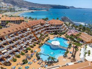 美洲海滩Tenerife Royal Gardens - Las Vistas TRG - Viviendas Vacacionales的享有带游泳池的度假村的空中景致