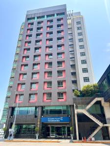 台中市Golden Tulip Zhong Xin Hotel Taichung的前面有一间商店的高楼