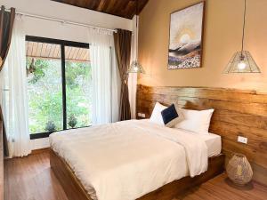 和平Vayang Retreat and Camping的一间卧室设有一张大床和一个窗户。