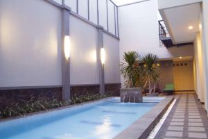 泗水卡纳次特拉宾馆的一座建筑物中央的游泳池