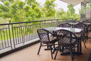 泗水卡纳次特拉宾馆的阳台上的一排桌椅