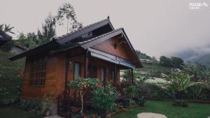 贝都古Puncak Lestari Villa Bedugul by BIJAK的山丘上的一座小木屋