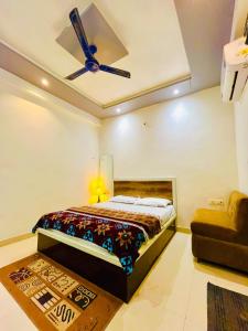 SikandraHotel NK guesthouse的一间卧室配有一张床和吊扇