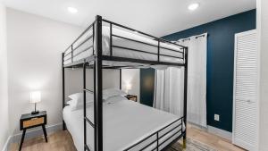 达拉斯Stylish 2 bed 1 Mile to downtown Free parking的一间卧室设有双层床和蓝色的墙壁。