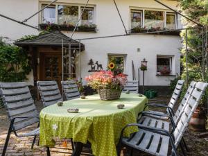 施马伦贝格Cosy apartment in Menkhausen near the ski area的一张桌子,配有绿色的桌布和椅子