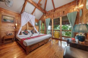 清化Gateway inn Puluong的一间卧室配有一张带蚊帐的床