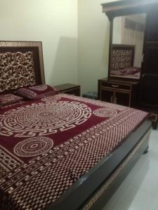 GujrātGujrat Guest House的床上有红色的被子