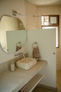 巴卡拉尔Casa Cactus Buenavista的一间带石制水槽和镜子的浴室