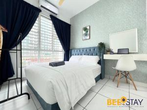 JenjarumBandar Saujana Putra 8PAX Residence Pool View的一间卧室配有一张大床和一把椅子