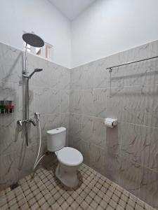 RatodenaLOSMEN 88的带淋浴和卫生间的浴室。