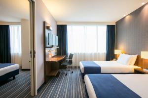 阿姆斯特丹快捷假日阿姆斯特丹酒店-南部的酒店客房配有两张床和一张书桌