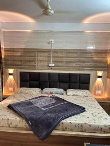 贾姆穆Dream Land Hotel的一间卧室配有一张床铺,床上有毯子
