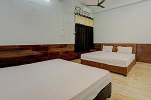 吉申格尔Nidhivan Guest House的一间卧室设有两张床和窗户。