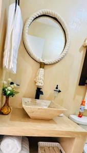 图卢姆Departamento Ajal Tulum的一间带水槽和镜子的浴室
