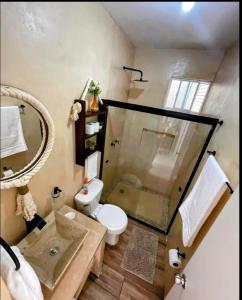 图卢姆Departamento Ajal Tulum的一间带卫生间和玻璃淋浴间的浴室