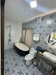 宁平Azalea Tam Coc Ninh Bình的带浴缸、卫生间和盥洗盆的浴室
