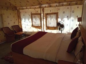 斋沙默尔The golden city jaisalmer的一间卧室,卧室内配有一张大床