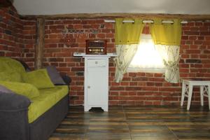 罗兹多梅博德鲁公寓的带沙发和砖墙的客厅