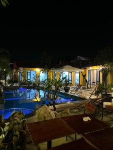 宁平Azalea Tam Coc Ninh Bình的夜间带游泳池的度假村