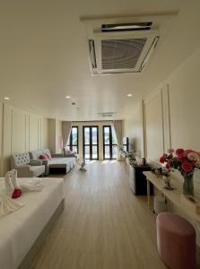 普吉镇Hawa House Phuket的一个带床和沙发的大客厅
