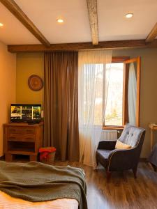 博尔若米Hotel Borjomi Verde的卧室配有床、椅子和窗户。