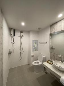 普吉镇Hawa House Phuket的一间带卫生间和水槽的浴室