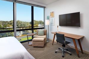圣克拉拉Element Santa Clara的配有书桌和电视的酒店客房