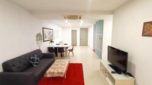 吉隆坡Taragon Apartment - KL的带沙发、电视和桌子的客厅