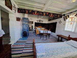 苏恰维塔Casa Felicia的一间卧室设有两张床、一张桌子和一个壁炉