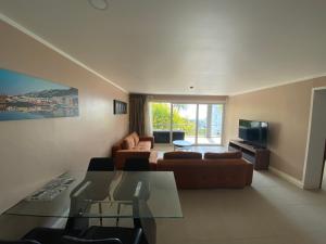 Ka RornSeaview Apartments - Karon Beach的客厅配有沙发和桌子