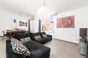 松塞拉德马里纳吉拉尼别墅的客厅配有黑色沙发和电视