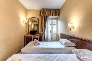 罗马波梅齐亚酒店的酒店客房,设有两张床和镜子