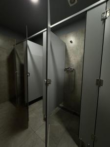 瓦伦西亚Naap的带淋浴和玻璃淋浴间的浴室