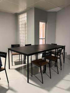 瓦伦西亚Naap的空空的房间里一张黑桌子和椅子