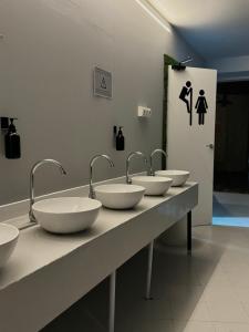 瓦伦西亚Naap的公共浴室里一排四个水槽