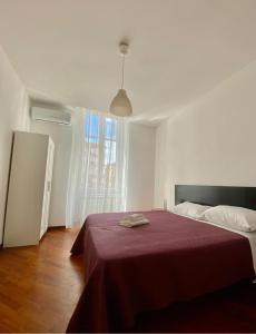 斯培西亚Casa Giulia La Spezia的一间卧室配有一张带红色毯子的床