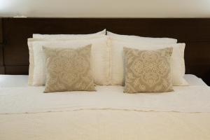 圣保罗Edifício Flat Hotel Congonhas的一张白色的床,配有四个枕头