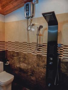 MawatagamaMiracle Sand Country Resort的一间位于卫生间旁的浴室内的淋浴