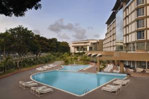 阿克拉Accra Marriott Hotel的游泳池的图片