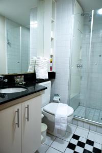 圣保罗Edifício Flat Hotel Congonhas的浴室配有卫生间、盥洗盆和淋浴。