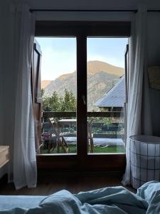 博西Ca de Mariona en Boí apartamento con terraza的卧室设有山景窗户