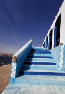 阿斯旺Asilah kato nubian guest house的通往大楼的蓝色楼梯