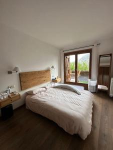 博西Ca de Mariona en Boí apartamento con terraza的一间卧室设有一张大床和一个窗户。
