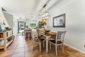 东区Family-Friendly 3BR with Pool & Beach Access的厨房以及带桌椅的用餐室。
