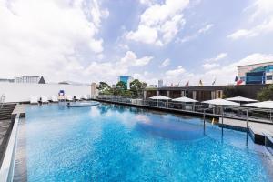 首尔首尔大使 - 铂尔曼酒店的蓝色海水大型游泳池