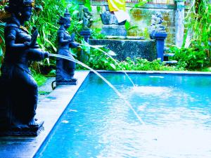 德格拉朗杰桑村梅尔塔宾馆的两座雕像从喷泉喷水