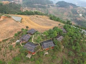 Mù Cang ChảiSee bungalow的山丘上村庄的空中景观